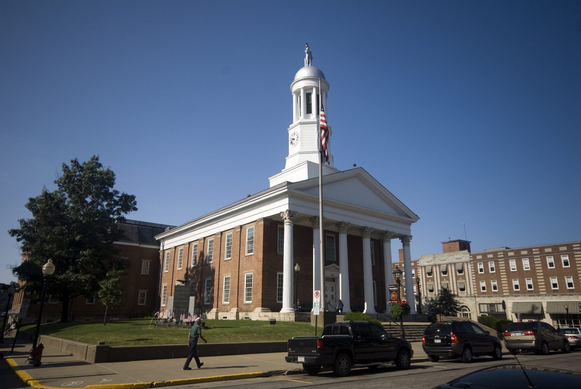 Daylight photo of the Greene County Courthouse